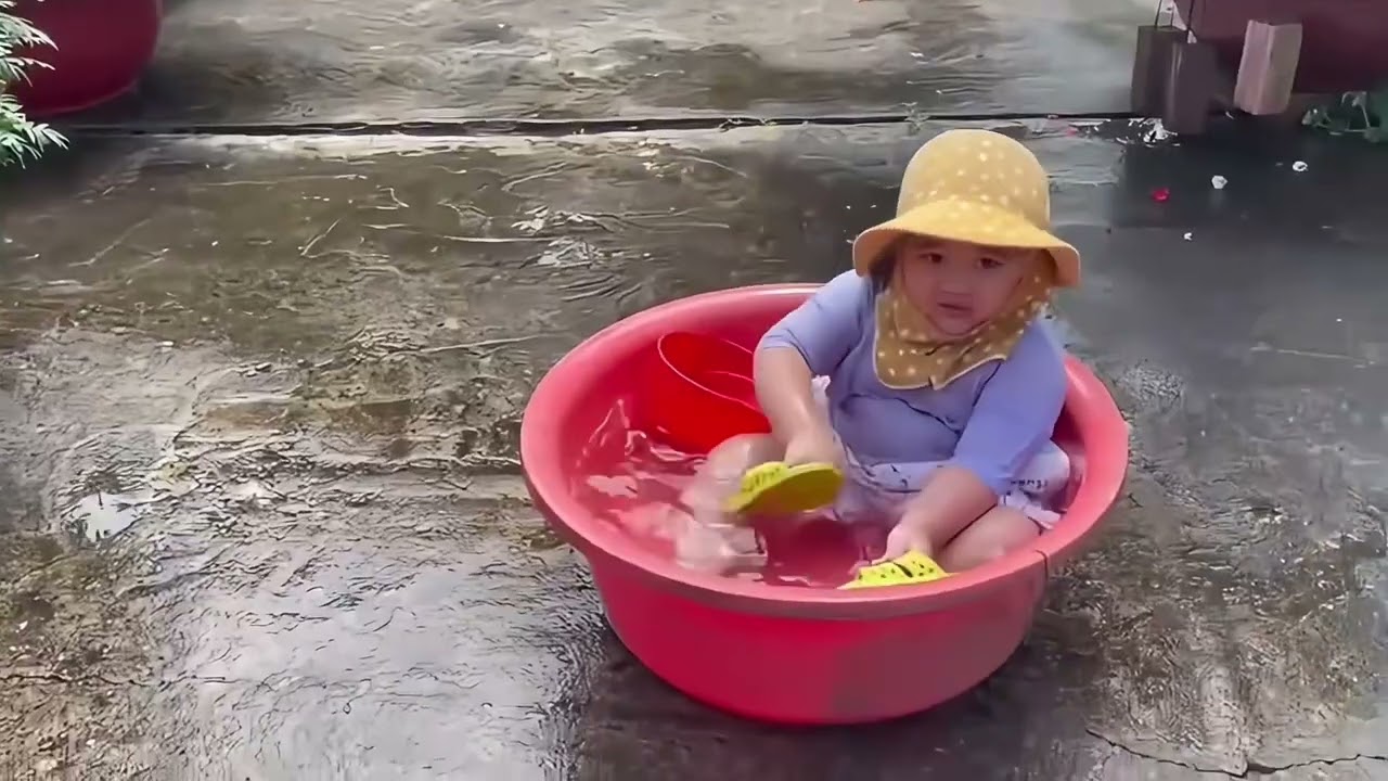 Cu Phin xung phong tưới bông cho bà nội, tiền lời bán bông 2 triệu chứ tiền nước tới 20 lận