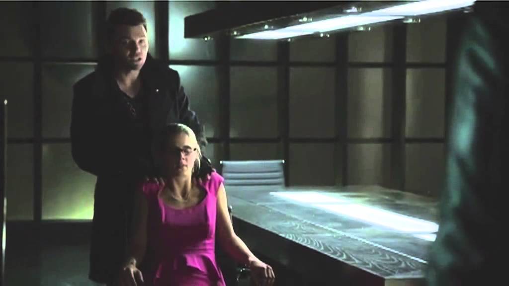 Oliver and Felicity 2x07: Oliver rescues her from The Count's trap