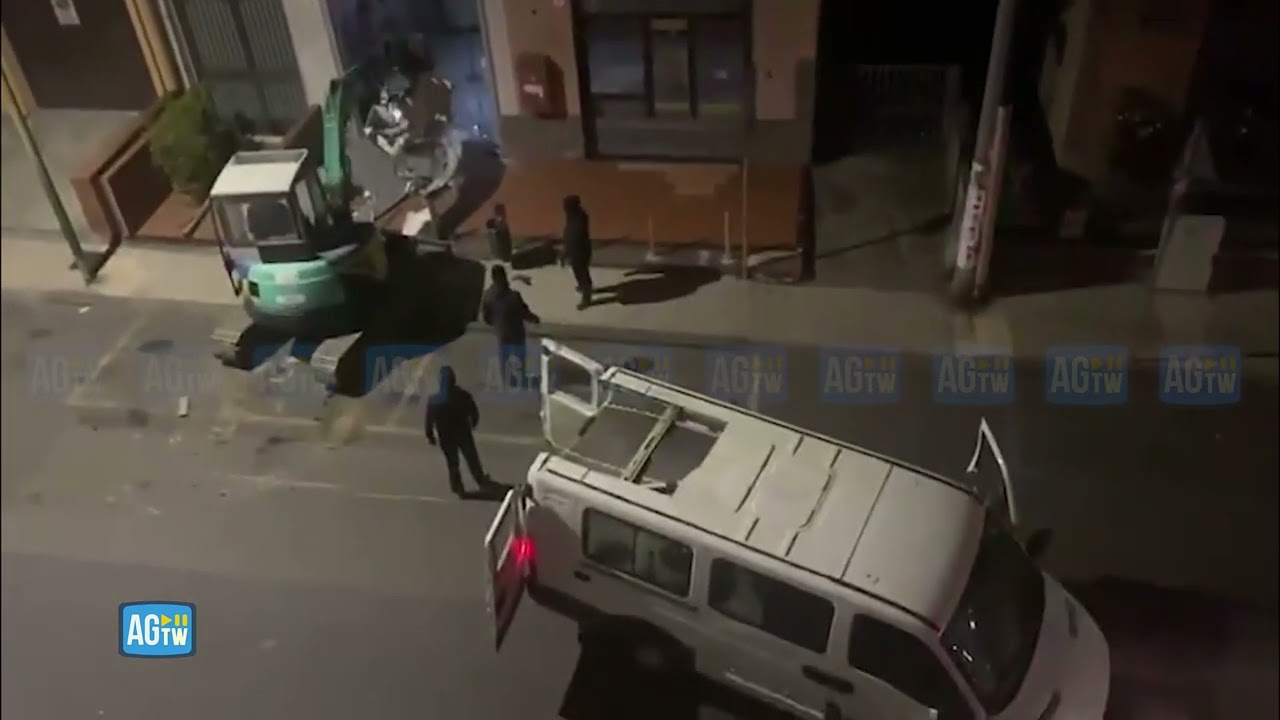 Catania, rubano l'intero sportello delle Poste con un escavatore