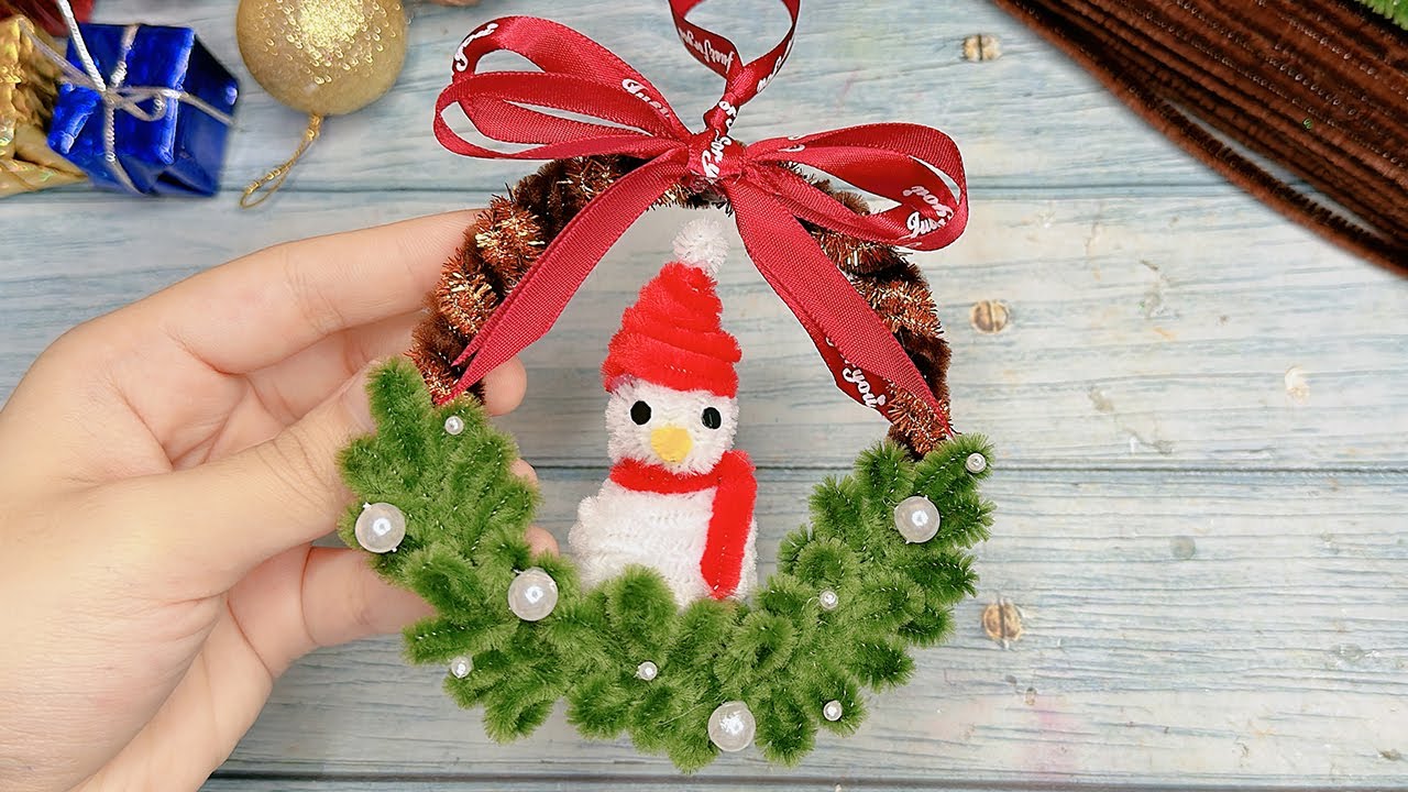 DIY Christmas wreath ornament with pipe cleaners - Chenille Stem Christmas Wreath - Christmas Decor