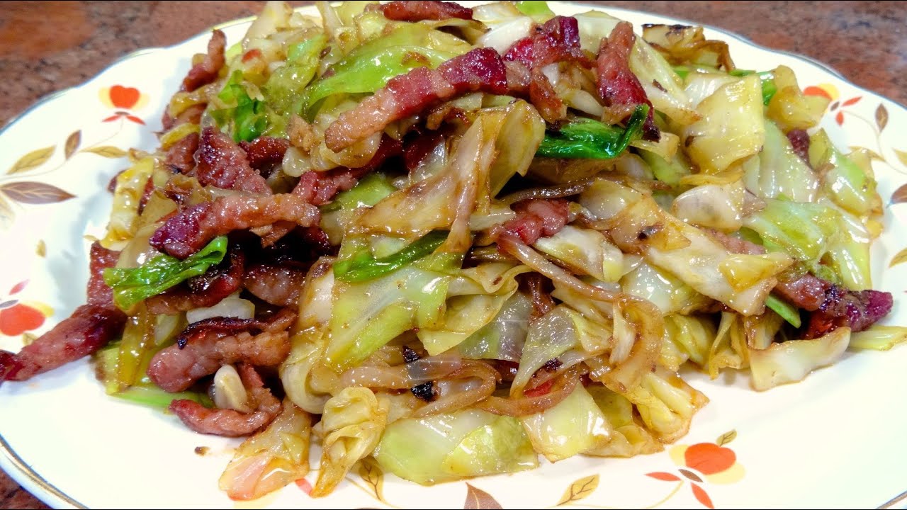 Рецепт жареной капусты со свининой / Мир вкусов