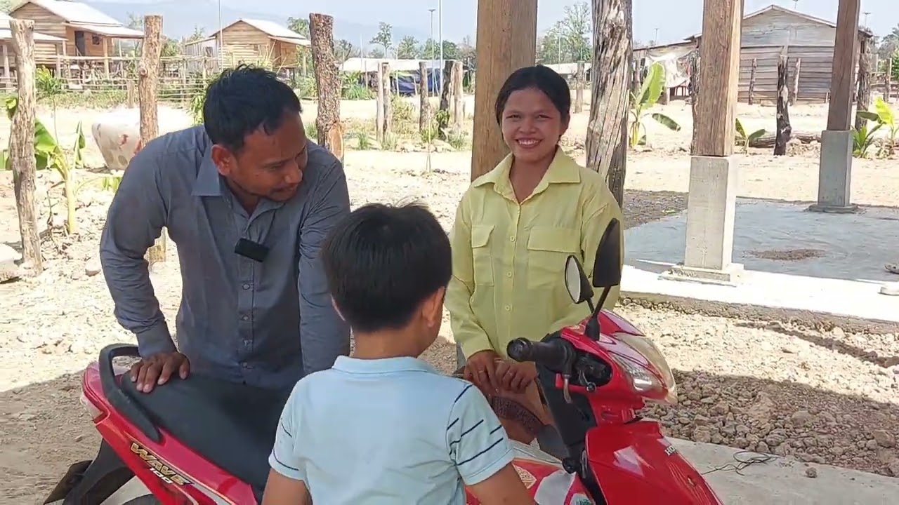 អបអរសាទរស្រីល័ក្ខទទួលបានម៉ូតូគ្រឿង
