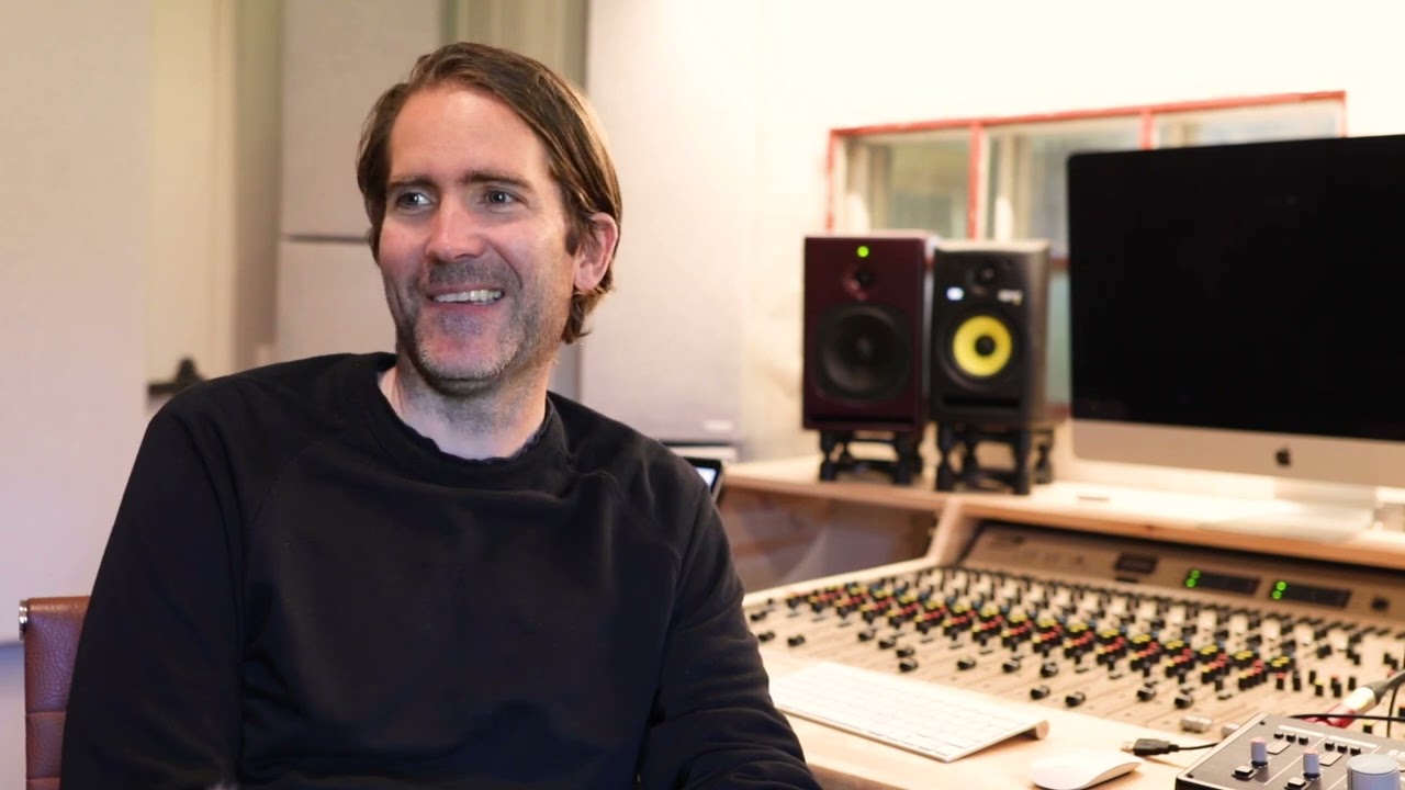 Olav Luksengård Mjelva spiller hardingfele på Ringenes Herre
