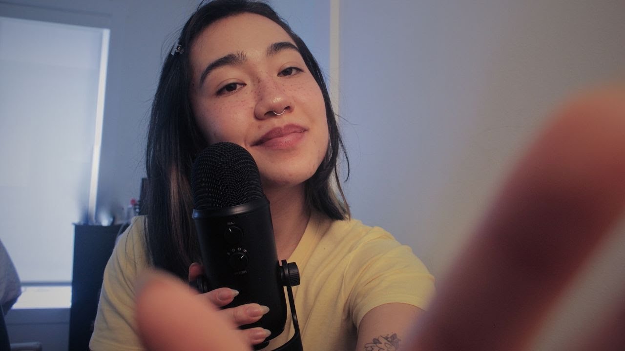 ASMR | RECONFORTANDO VOCÊ com TRIGGERS no microfone (muitos sons de UNHA e SUSSURROS)