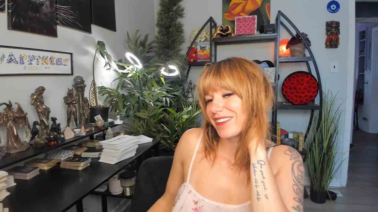 Они испытывают сильные эмоции из-за того, как этот человек к вам относится...