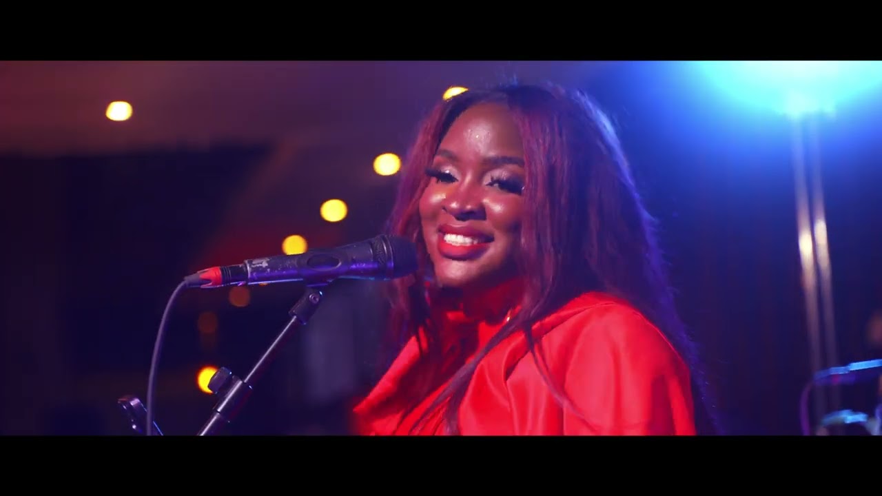 TRACY MELON- SMILE (Live Performance)