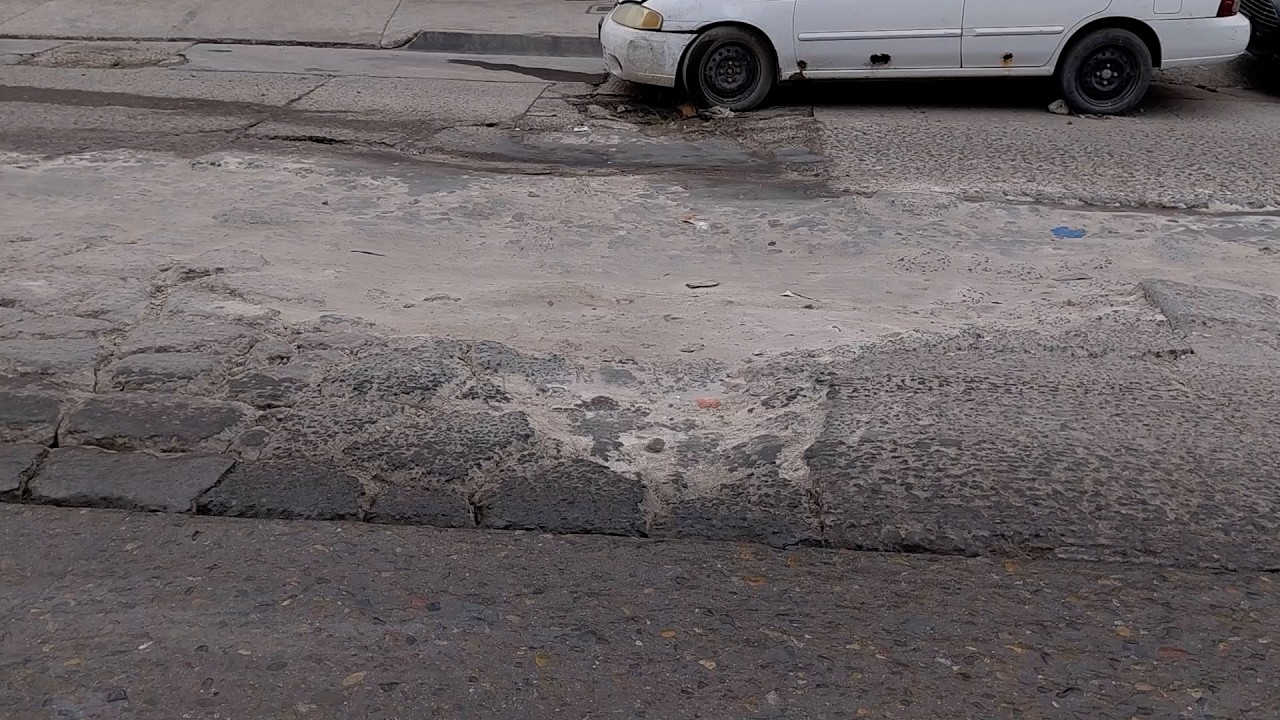 Avenida Ejército Trigarante, entre baches y aguas negras sin atención