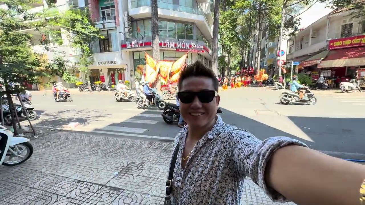Sài Gòn Việt Nam có gì vui có có nhiều lắm cô chú ơi xem xe máy chạy tung tăng thấy vui mà và mát mẻ