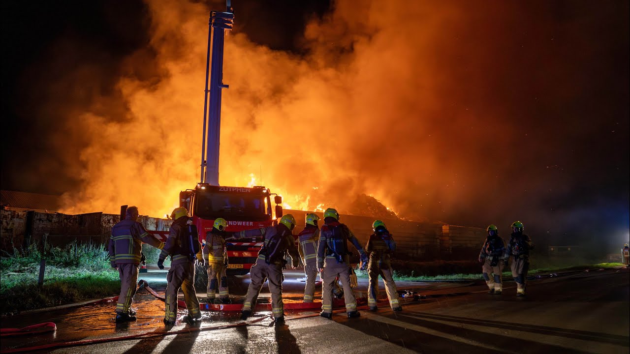 Grote brand bij afvalverwerker Zutphen: bulten huisvuil in brand, rookwolken tot in wijde omgeving