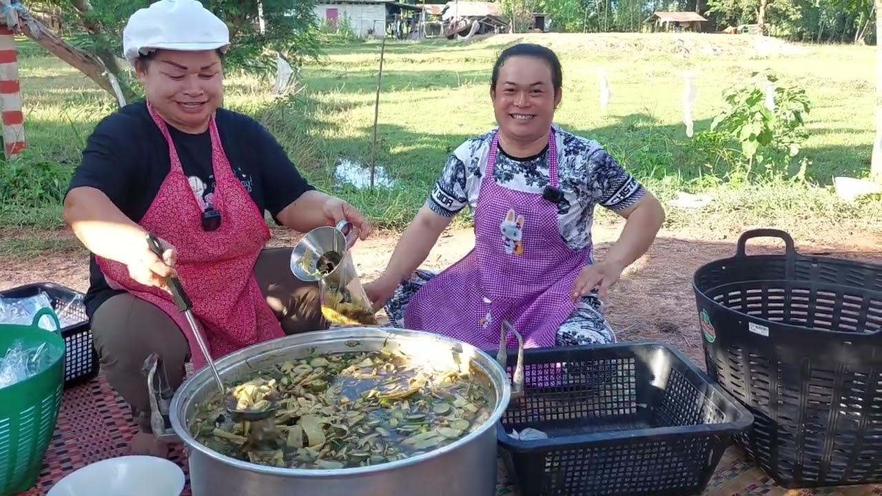 แกงหน่อไม้หม้อใหญ่ใส่เห็ดป่าแบบจุกๆเครื่องแน่นๆแม่ทำสุดๆฝีมือบอกเลยอร่อยสุดๆ