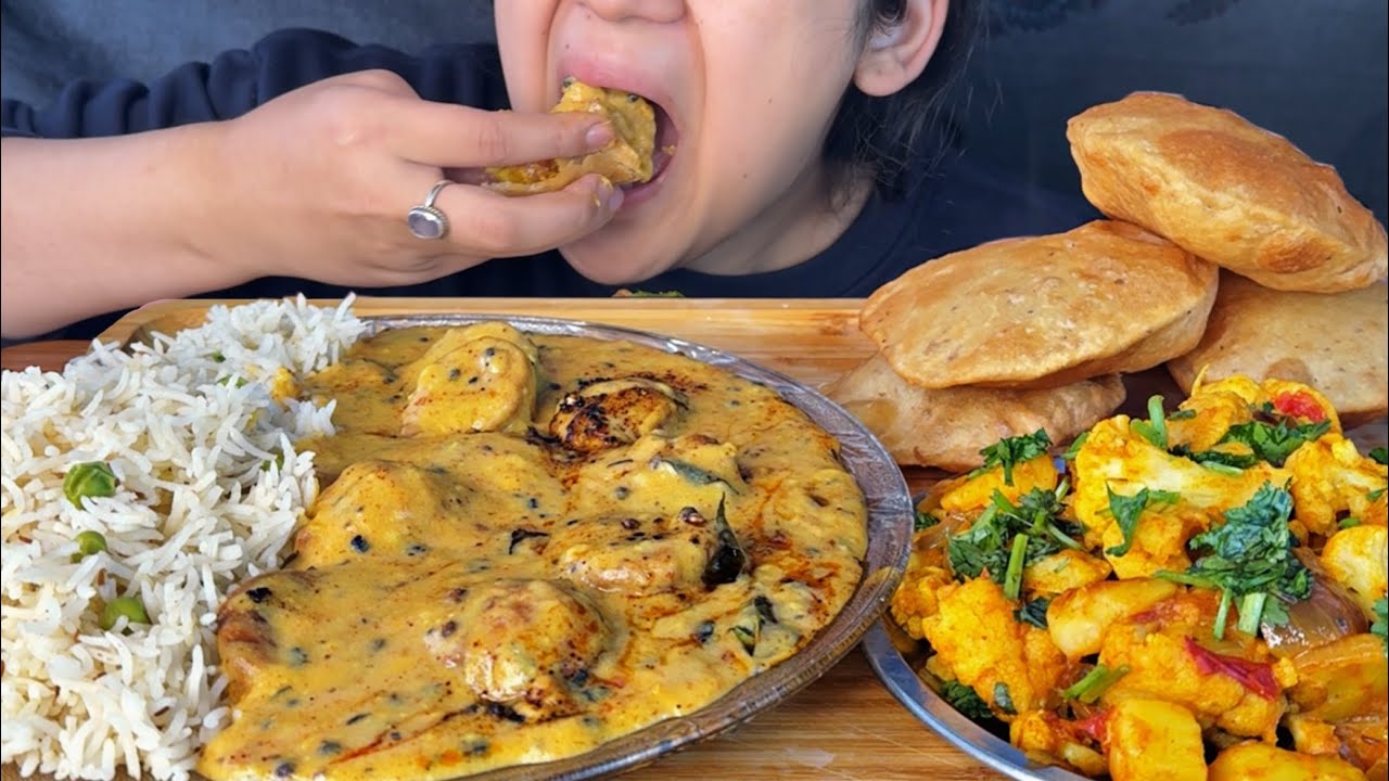 My mum’s home made Kadi pakoda chawal, aalu gobhi🥰 puris