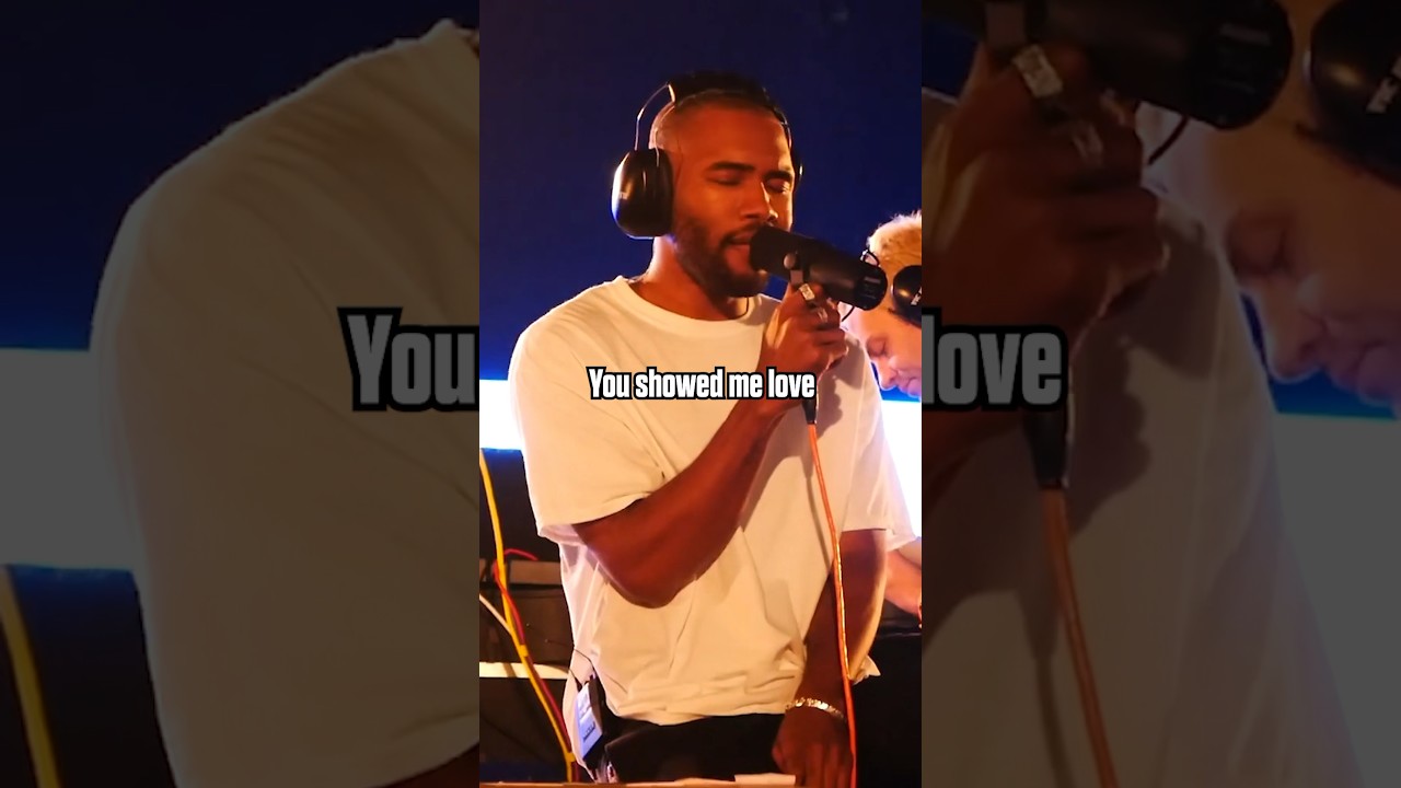 Frank Ocean Performing &lsquo;Pink + White&rsquo; With Live Orchestra