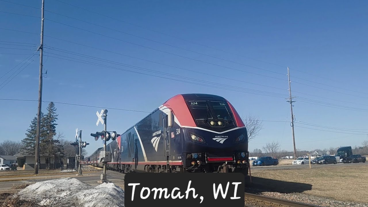 AMTK 8 Empire builder arrives and departs Tomah station (Phase VII observation car) 