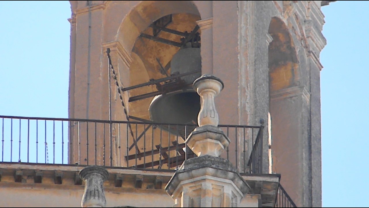 TOQUE de las 12 en la CATEDRAL. Campana de 3000 Kg - ReBueno