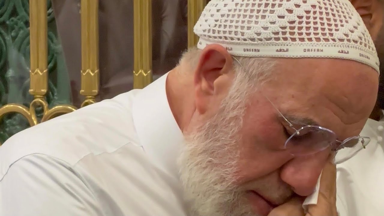 تأثر د. عمر عند وقوفه أمام قبر الرسول