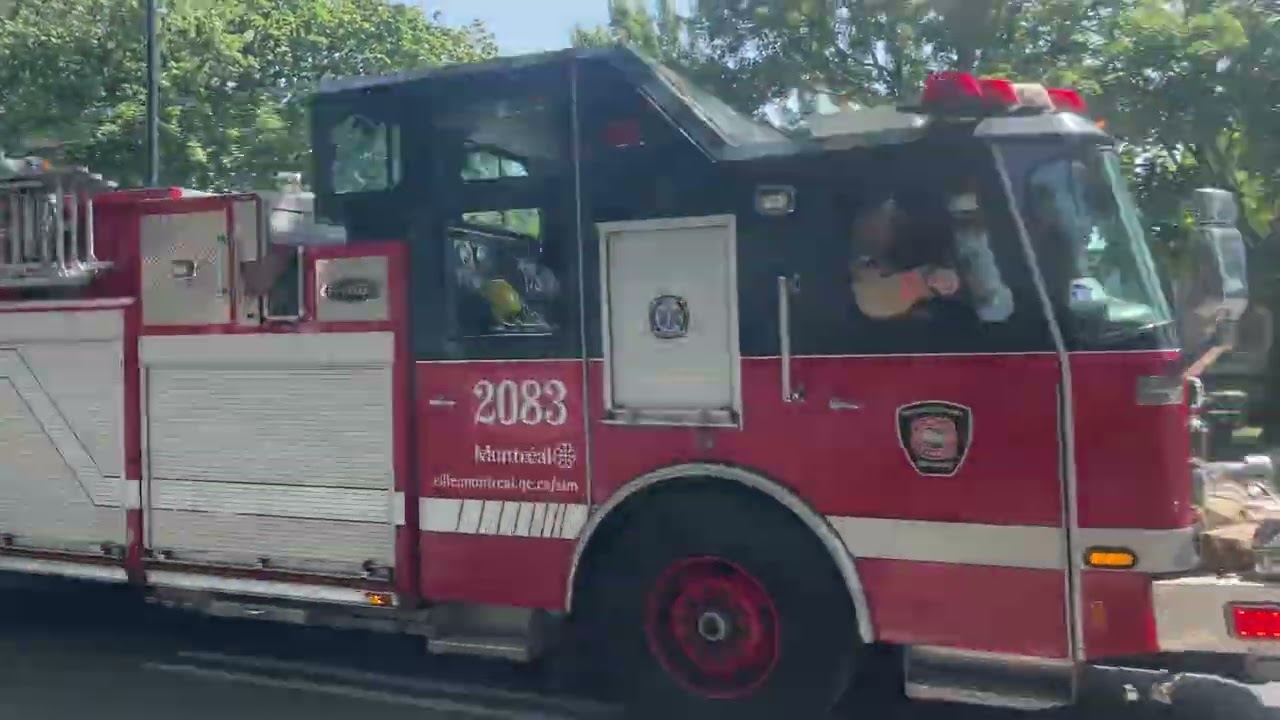 *AIRHORN* *KLAXON* Spare pumper 2083/218 responding to a call. Autopompe 2083/218 répond à un appel.