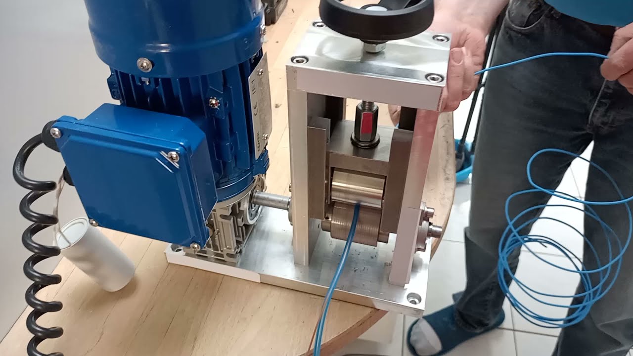 machine &agrave; d&eacute;nuder les  fils de cuivre rigide. Copper Wire stripper