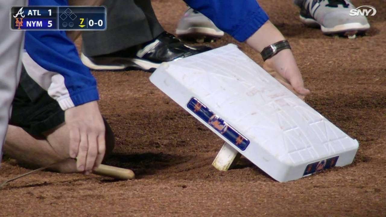 ATL@NYM: Loose second base causes delay in ballgame