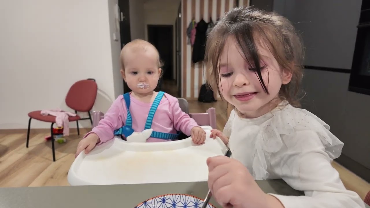 Наташа годує маленьку сестричку Лізу 🍼❤️