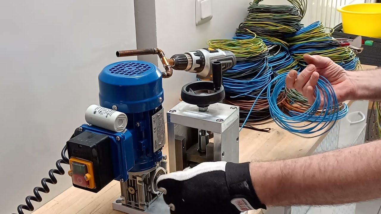 machine à dénuder les fils rigides (copper wire stripping machine)