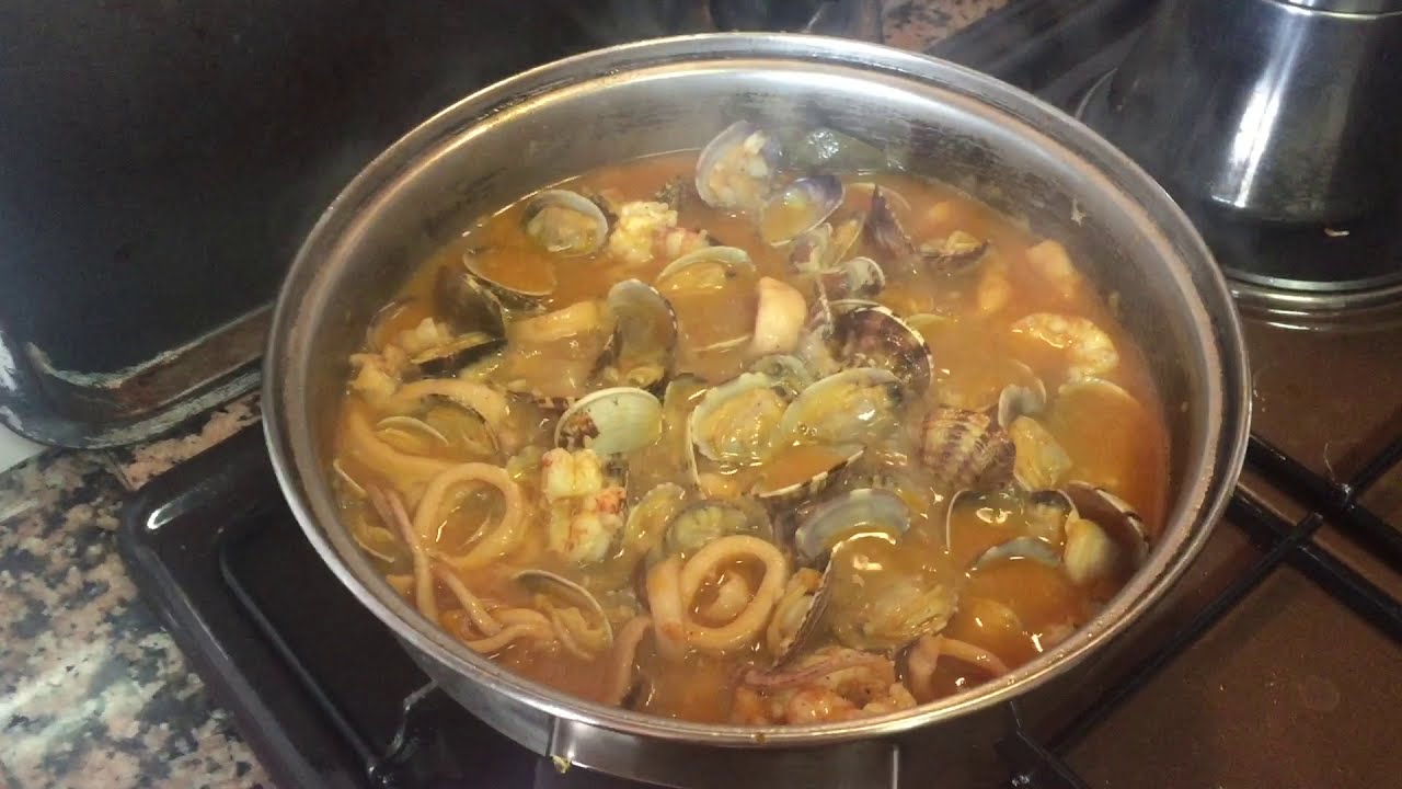 Calamares en salsa  con Almejas y Gambas .