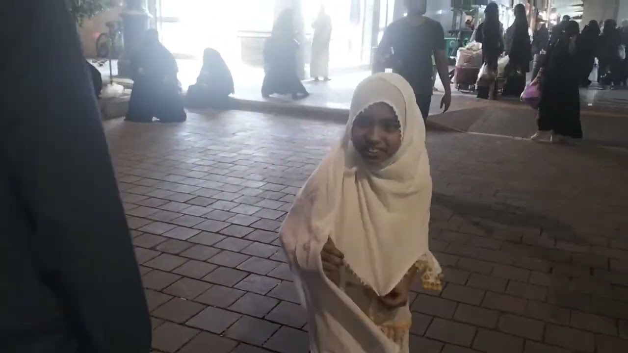 zoobia madine mein shopping karti hui