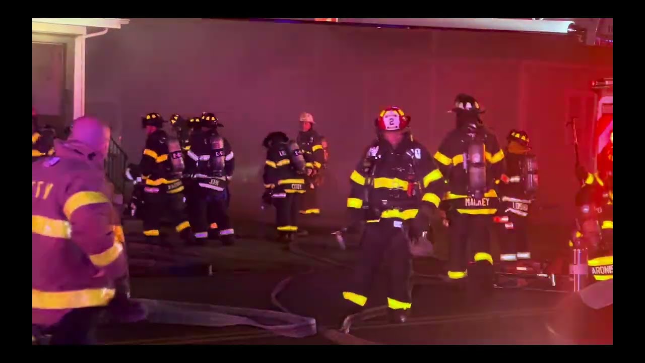 *PEOPLE TRAPPED* Early Arrival - Hicksville F.D. Working House Fire on Jerusalem Ave - Rescue Made