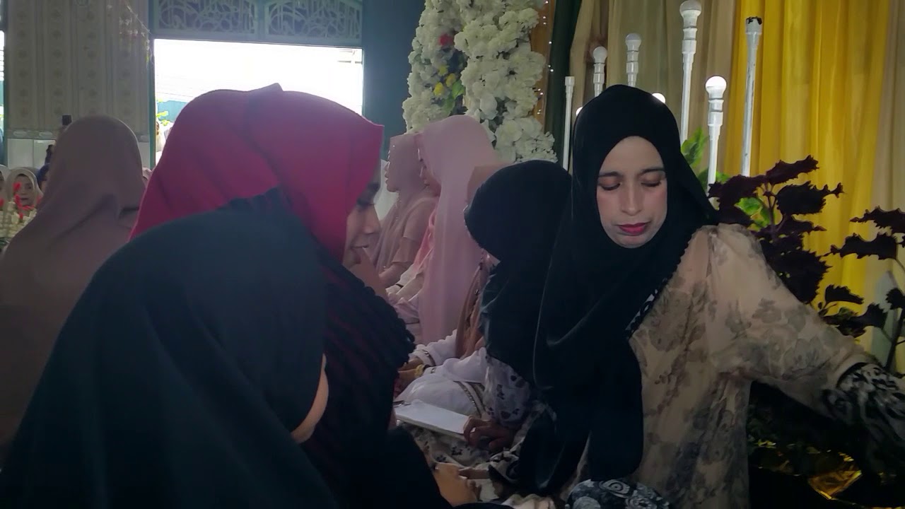 Syair rouhi fidak paling merdu  dibawakan oleh istri ayahanda Kh. Muhammad Bakhit beserta rombongan