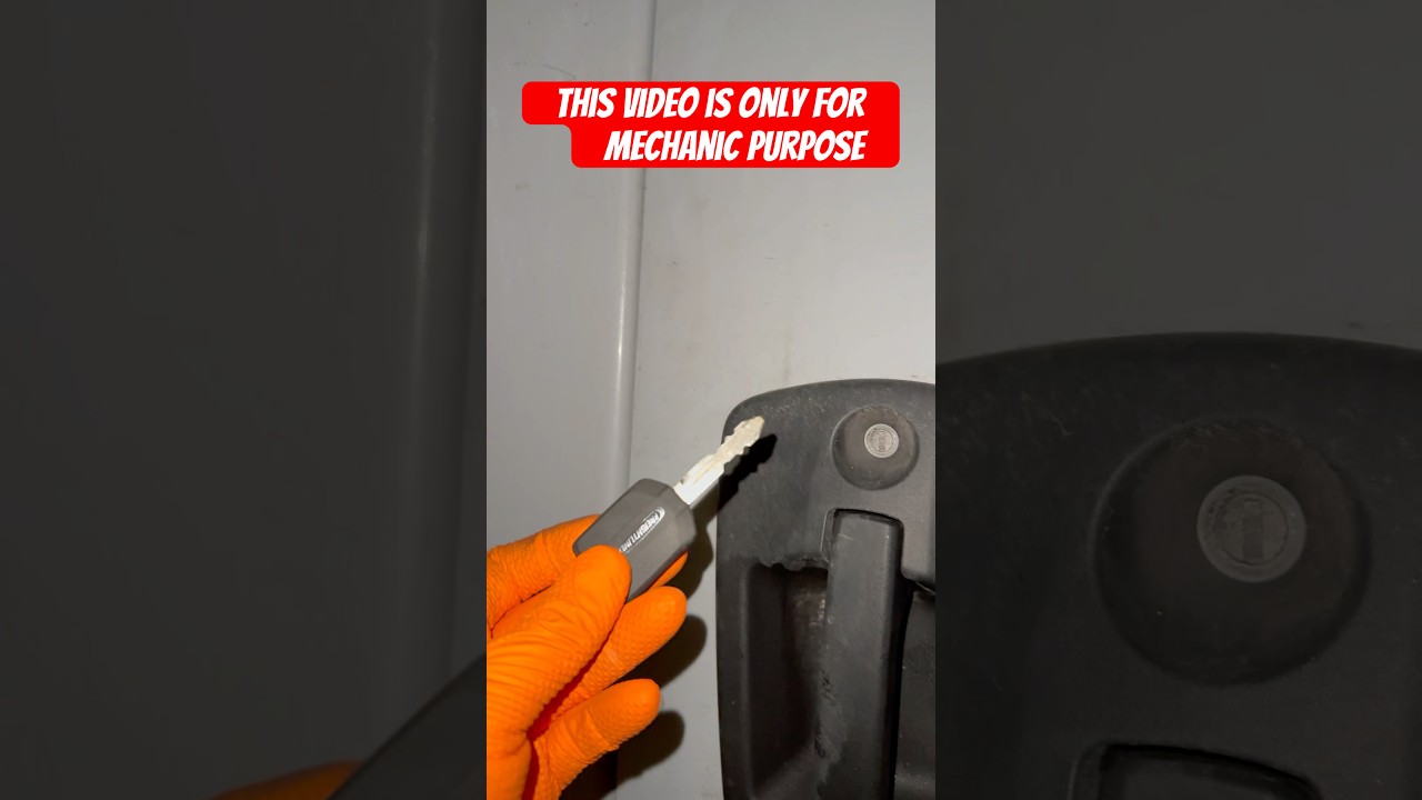 How to open freightliner if you forgotten key 🔑 inside #truck # freightliner #automobile