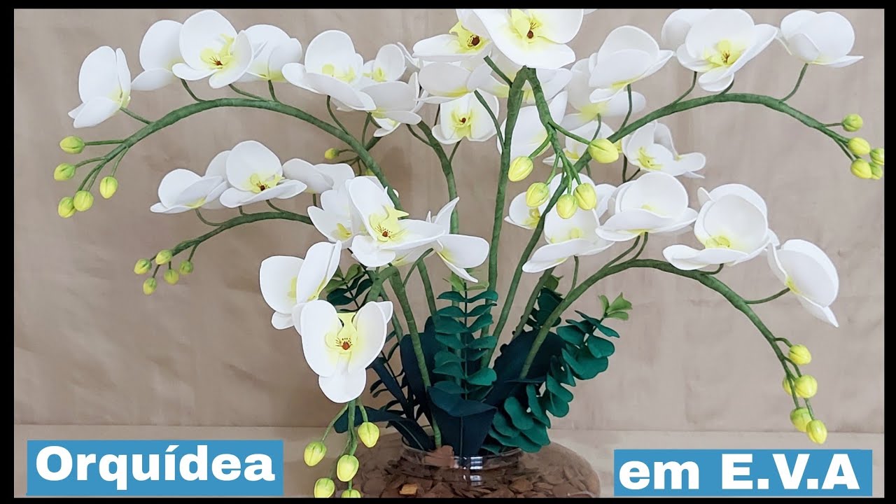 Arranjo de orquídeas phalaenopsis, em E.V.A, sem frisador
