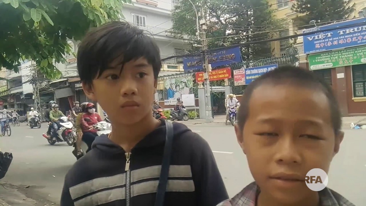 Trẻ em b&aacute;n v&eacute; số