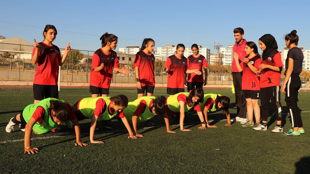 Aileleri ikna edilip futbola başlayan kızlar, ligde tutunmak için destek bekliyor