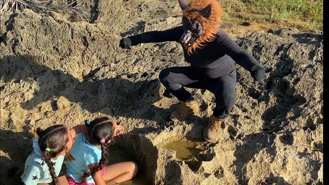 Terror con el lobo feroz ¡Nos quiere comer! Estamos en una isla desierta