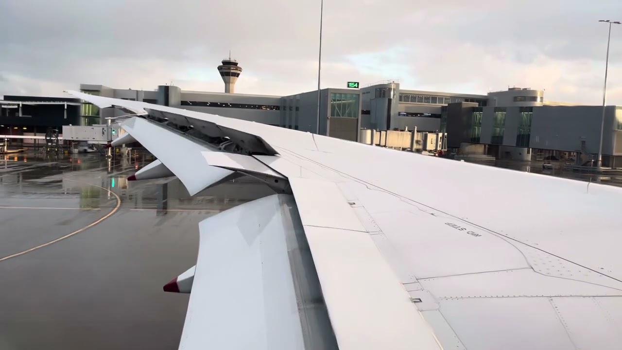 [4K] Singapore Airlines Boeing 787-10 Dream)liner Rainy Pushback + Engine Start at PER