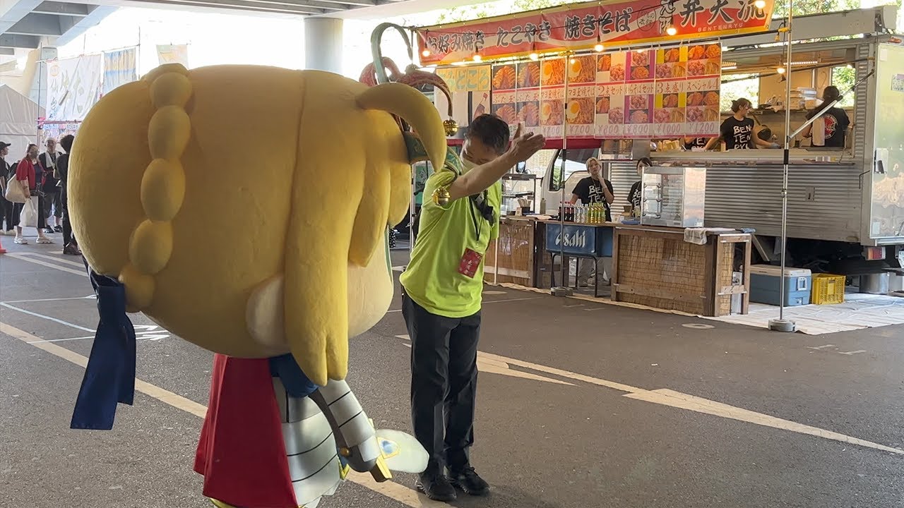 【FGO】スタッフの隙をついて屋台に向かうアルトリア  FGOフェス2023