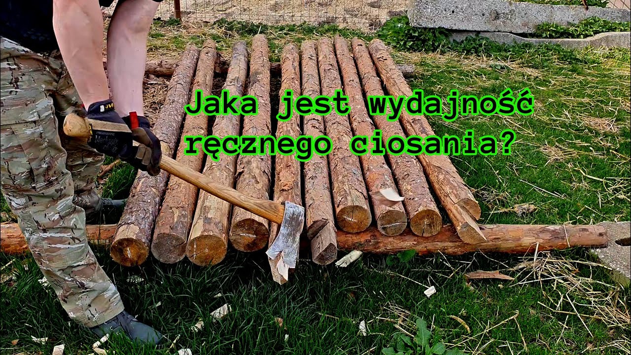 Ręczne ciosanie kołków pod ogrodzenie.