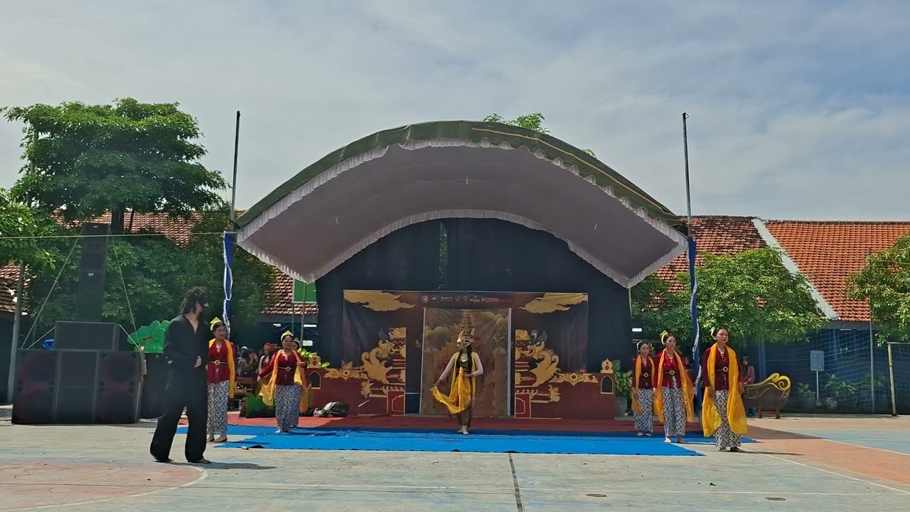 UPRAK SENI BUDAYA 12-5 SMAKOM||SUBADRA LARUNG