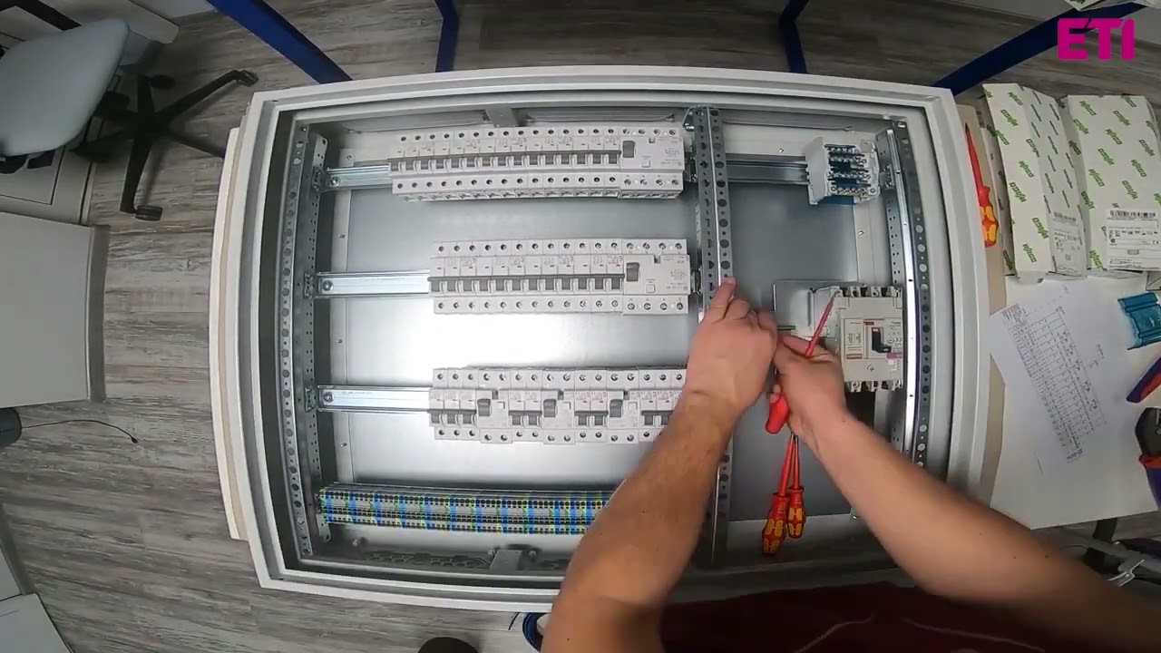 Montaż aparatury ETI w rozdzielnicy