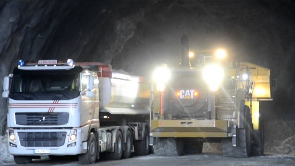 Cat 988K Wheel loader Working in Tunnel
