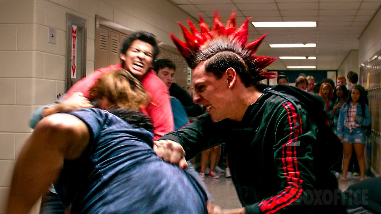 Bagarre générale au lycée | Cobra Kai | Extrait VF