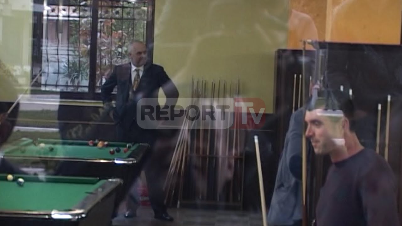 Report TV - Rama në Lezhë luan bilardo me qytetaret, 