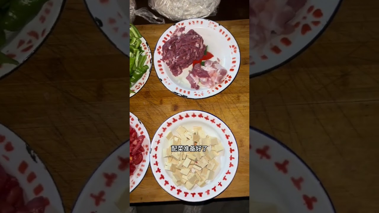 卖豆角晚归，暮色里踩着最后一丝天光回家，幸好有现成的面片子，看着它们在锅里翻滚，就像生活里那些平凡却温暖的瞬间。一家人吃得津津有味，这一刻，所有辛苦都化作了心底的甜#面片汤 #回家#记录真实生活