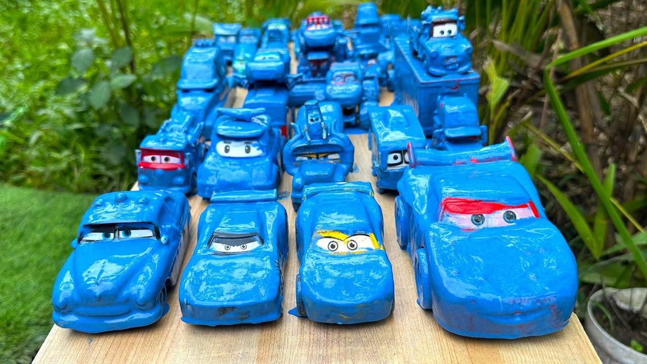 33 Disney Cars & Takara Tomy Clean Up Muddy Blue Convoy!