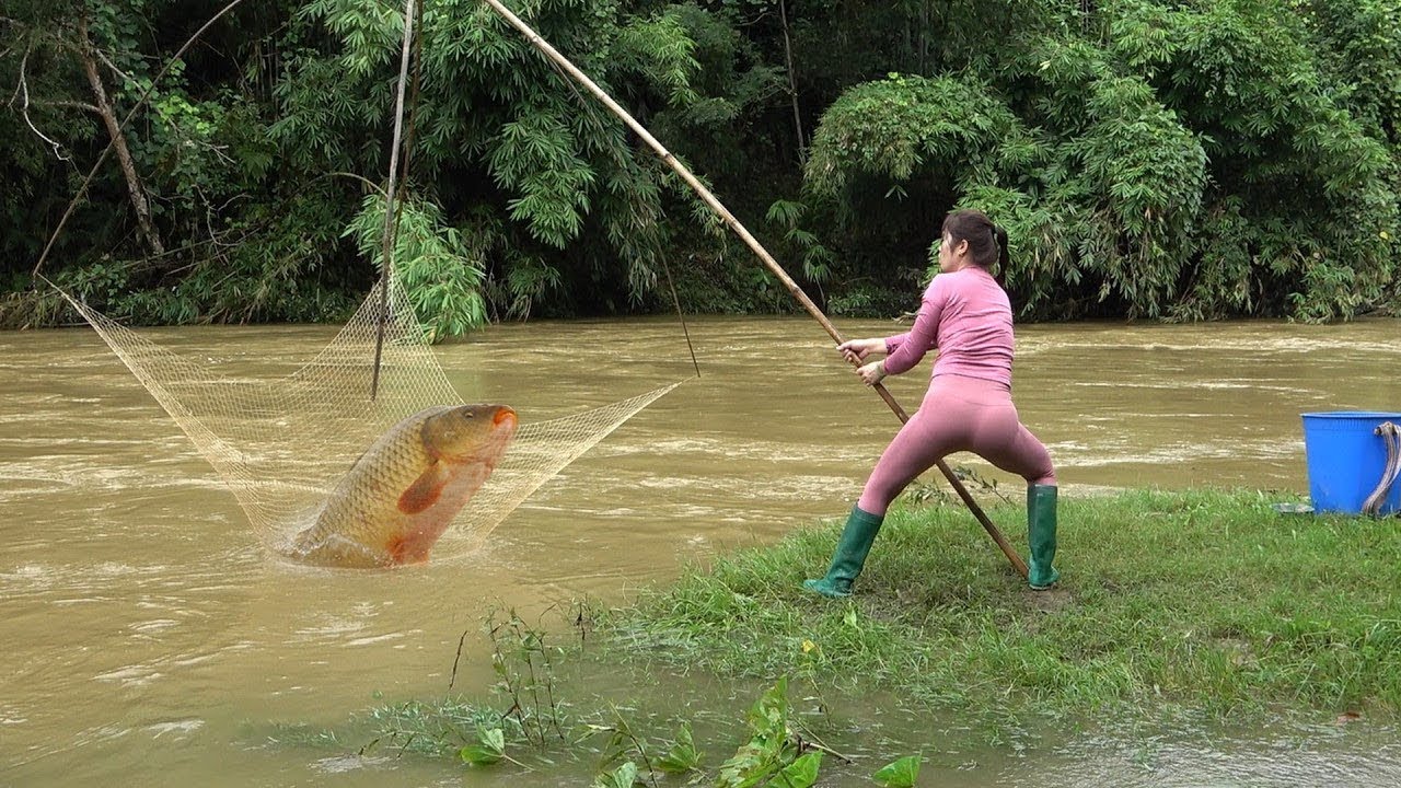 Best Net Fishing Video - Fishing During The Flood Season - Traditional Catching Fish in The River
