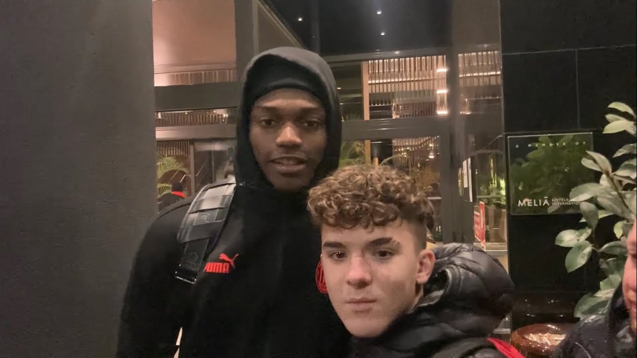 Milan, i giocatori si fermano con i tifosi! 🤩 LEAO firma e fa foto, ma a un tifoso dice no perchè...