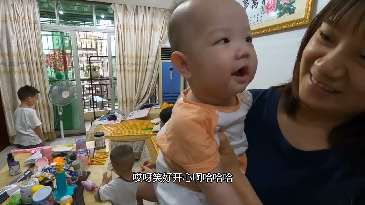 闺蜜带孩子来家里，看到眼前这一幕，金辉：这就是我们3胎的生活
