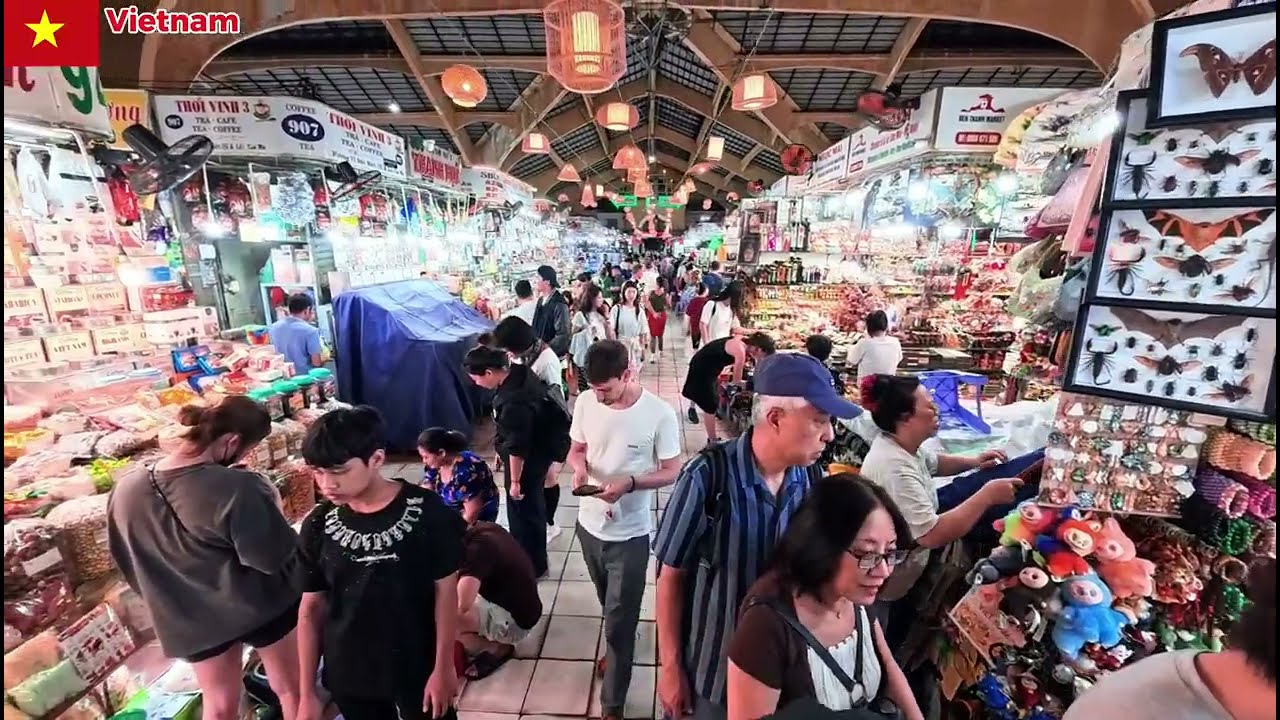 A lot of Foreigners visit Ben Thanh market at night 