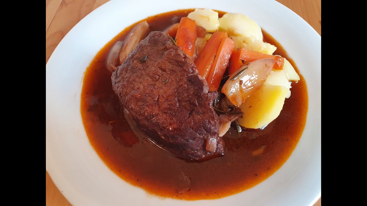 Boeuf Bourguignon zartes Rindfleisch auf Rotweinsoße