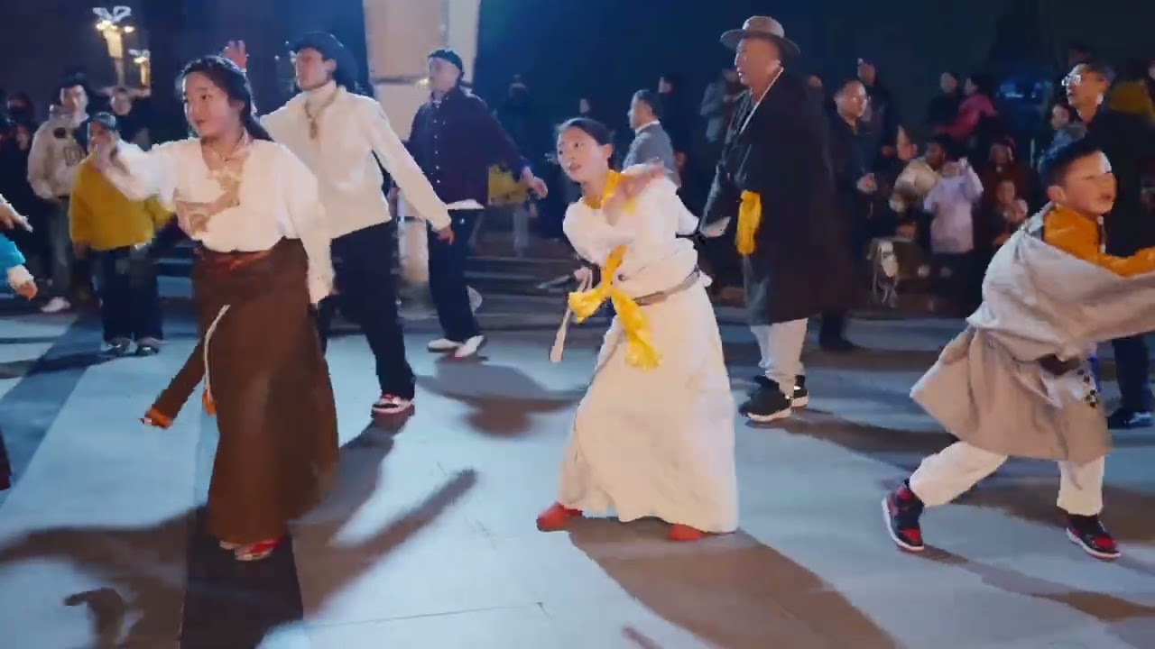 成都移动广场的锅庄舞The Guozhuang dance at Chengdu Mobile Square