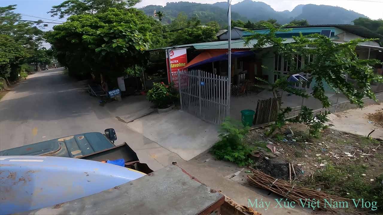 Máy Xúc Việt Nam Tập1768. Ngồi Trên Xe Ô Tô Chở Máy Xúc Nhỏ Đến San Mặt Bằng Đường Để Đổ Đất
